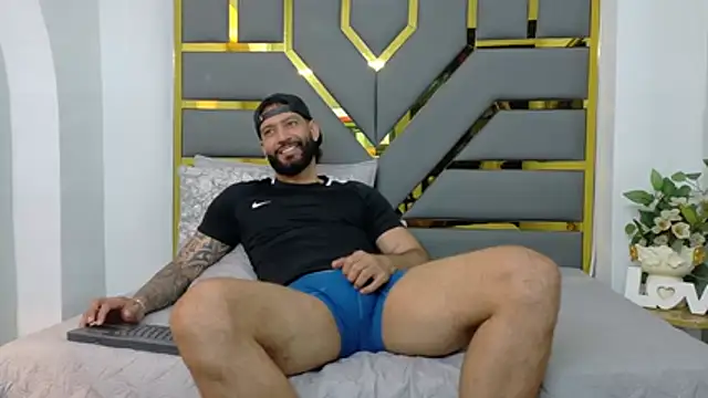 Snapshot of yorbymaxx chatting on October 16, 2:51 pm yorbymaxx online show from October 16, 2:51 pm