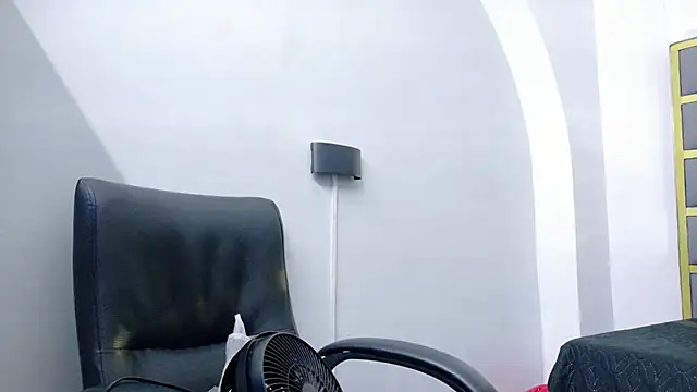 Snapshot of yorbymaxx chatting on December 2, 2:01 pm yorbymaxx online show from December 2, 2:01 pm