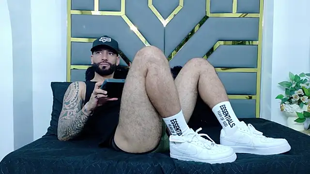 Snapshot of yorbymaxx chatting on December 3, 2:15 pm yorbymaxx online show from December 3, 2:15 pm