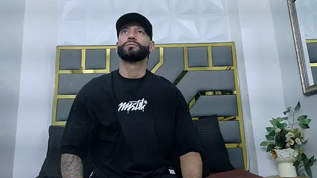 Snapshot of yorbymaxx chatting on December 18, 2:56 pm yorbymaxx online show from December 18, 2:56 pm