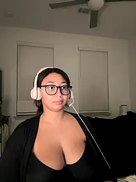 Snapshot of minhaa_gamer chatting on September 30, 1:32 am minhaa gamer online show from September 30, 1:32 am
