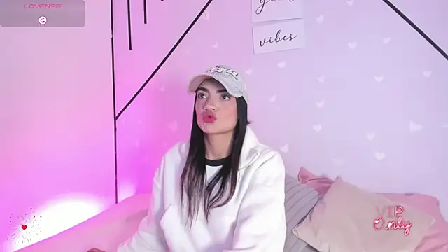 MiahCornell  online show from March 4, 8:04 pm