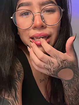 Snapshot of Liz_rogers_x chatting on December 5, 4:10 am Liz rogers x online show from December 5, 4:10 am