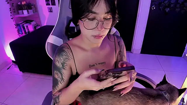 Snapshot of Liz_rogers_x chatting on December 17, 12:49 am Liz rogers x online show from December 17, 12:49 am