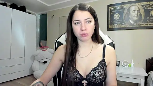 EmiLovsi online show from October 10, 4:50 pm