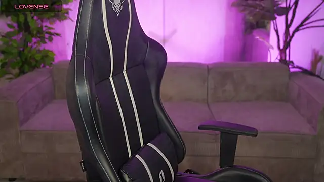 Esmie Smile online show from April 12, 11:10 pm