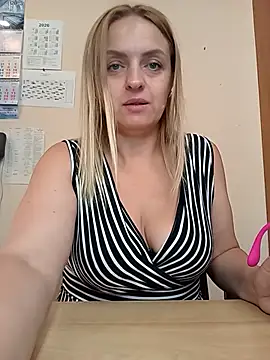 Snapshot of Ami_Foxy chatting on August 5, 6:27 am Ami Foxy online show from August 5, 6:27 am