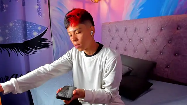 Snapshot of MaxiWildd chatting on October 10, 12:48 pm MaxiWildd online show from October 10, 12:48 pm