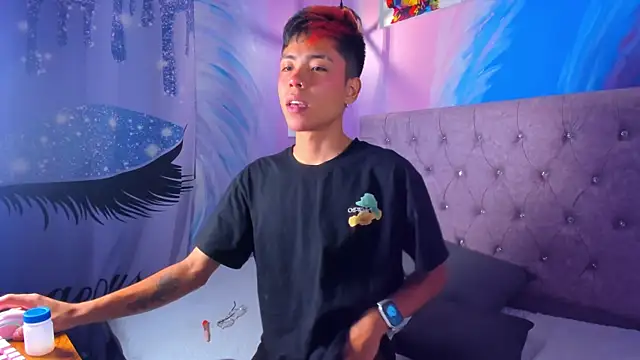 Snapshot of MaxiWildd chatting on October 20, 1:44 pm MaxiWildd online show from October 20, 1:44 pm