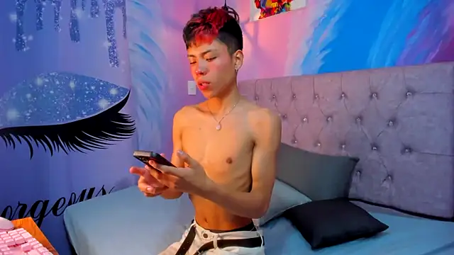 Snapshot of MaxiWildd chatting on November 5, 1:00 pm MaxiWildd online show from November 5, 1:00 pm