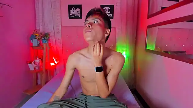 Snapshot of MaxiWildd chatting on November 18, 1:04 pm MaxiWildd online show from November 18, 1:04 pm