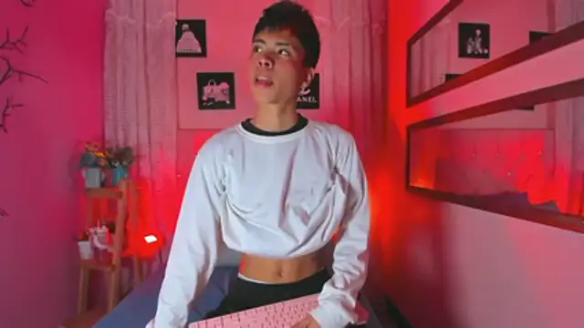 Snapshot of MaxiWildd chatting on November 22, 1:10 pm MaxiWildd online show from November 22, 1:10 pm