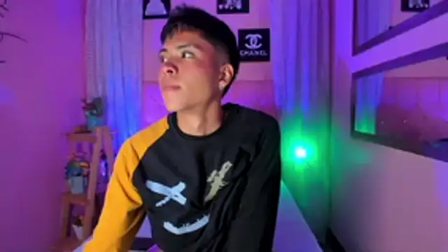 Snapshot of MaxiWildd chatting on November 24, 1:00 pm MaxiWildd online show from November 24, 1:00 pm