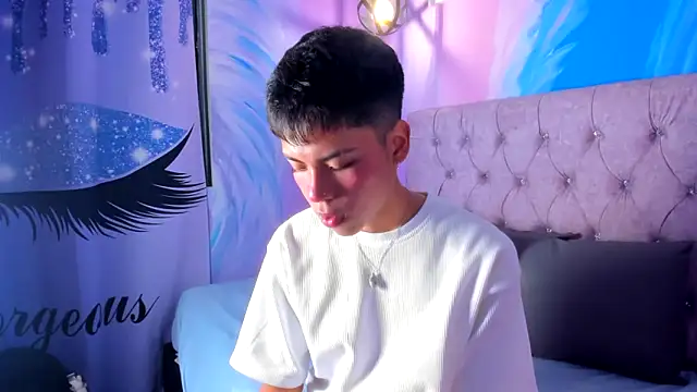 Snapshot of MaxiWildd chatting on November 29, 12:52 pm MaxiWildd online show from November 29, 12:52 pm