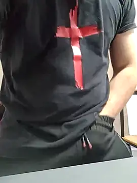 Snapshot of Bradd_32 chatting on July 22, 6:32 pm Bradd 32 online show from July 22, 6:32 pm