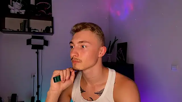 Artur  Skott online show from October 13, 8:53 pm