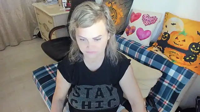 Snapshot of MildMature chatting on December 18, 7:20 pm MildMature online show from December 18, 7:20 pm