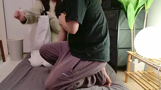 Snapshot of C-4bomb chatting on December 16, 9:58 am C-4bomb online show from December 16, 9:58 am