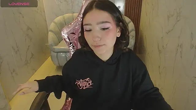 venuss09 s online show from December 14, 1:49 pm