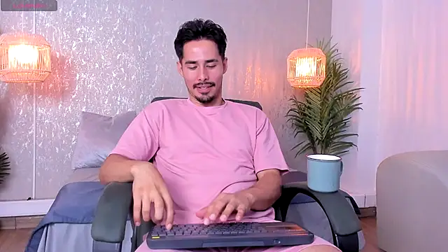 Snapshot of loghan_fox chatting on September 28, 3:45 am loghan fox online show from September 28, 3:45 am