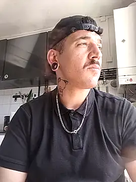 Snapshot of JuicyBigcock@xh chatting on May 20, 1:39 pm JuicyBigcockxh online show from May 20, 1:39 pm