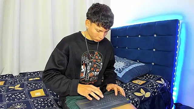 Snapshot of Tatiiana_n_Damiian chatting on September 21, 1:57 pm Tatiiana n Damiian online show from September 21, 1:57 pm