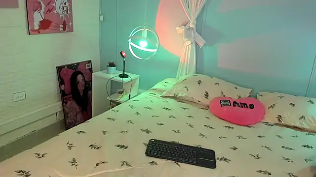 Hannahpage online show from October 28, 12:09 pm