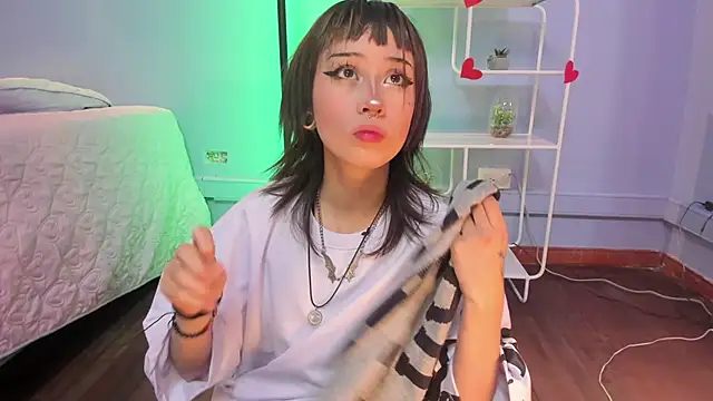 Snapshot of Hannahpage chatting on February 20, 12:27 pm Hannahpage online show from February 20, 12:27 pm