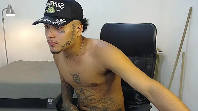 Snapshot of crow_black00 chatting on September 18, 2:57 am crow black00 online show from September 18, 2:57 am