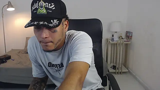 Snapshot of crow_black00 chatting on September 24, 4:05 am crow black00 online show from September 24, 4:05 am