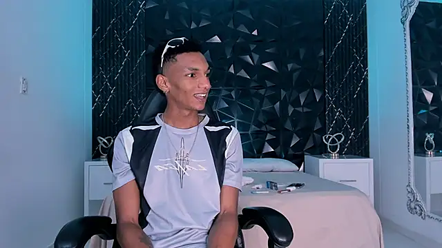 JulienSaint online show from February 17, 12:45 pm