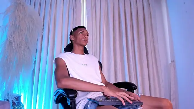 JulienSaint online show from April 12, 11:48 am