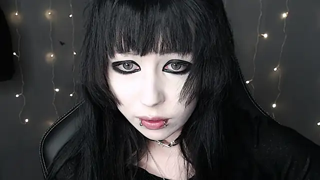  LUCY LAVE online show from April 16, 9:39 pm