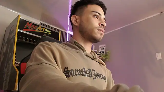 Snapshot of Bastian_MCcormick chatting on September 19, 12:39 pm Bastian MCcormick online show from September 19, 12:39 pm