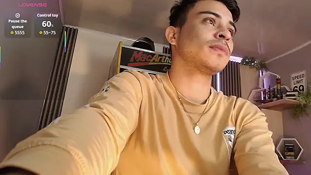 Snapshot of Bastian_MCcormick chatting on October 1, 12:55 pm Bastian MCcormick online show from October 1, 12:55 pm