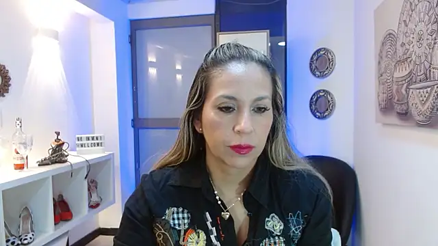 Snapshot of DianaPearls chatting on June 17, 10:28 am DianaPearls online show from June 17, 10:28 am