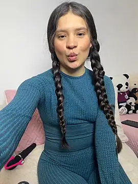 Emilyybennet  online show from October 17, 10:34 pm