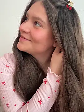 Snapshot of Emilyybennet_ chatting on June 28, 9:21 pm Emilyybennet online show from June 28, 9:21 pm