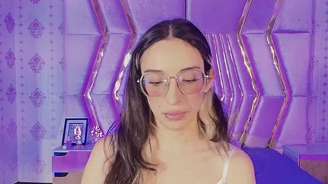 Emilia Bons online show from October 29, 1:35 pm