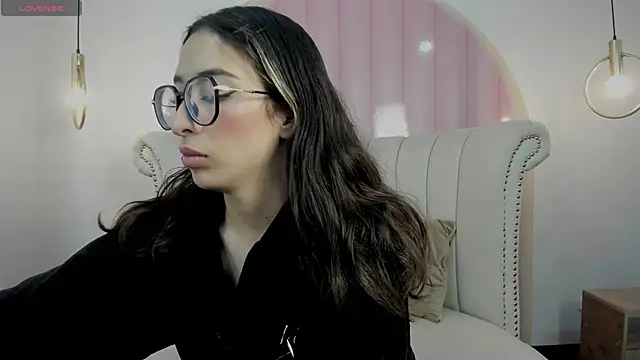 Emilia Bons online show from November 19, 2:06 pm