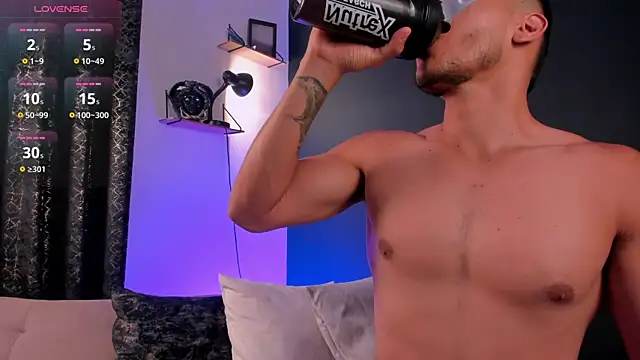 MarkSantozz online show from November 25, 7:25 pm