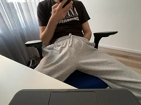 Frankieyyy1 online show from April 23, 6:32 pm