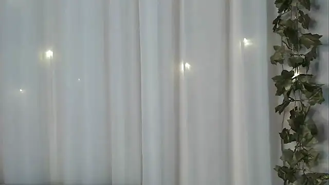 Snapshot of angelainparis28 chatting on November 9, 6:44 am angelainparis28 online show from November 9, 6:44 am