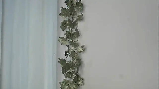 Snapshot of angelainparis28 chatting on November 12, 7:13 pm angelainparis28 online show from November 12, 7:13 pm