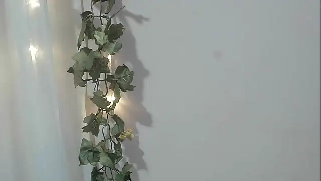 Snapshot of angelainparis28 chatting on November 13, 7:18 am angelainparis28 online show from November 13, 7:18 am