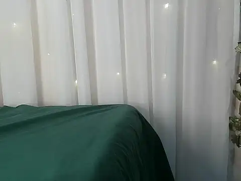 Snapshot of angelainparis28 chatting on December 4, 5:06 am angelainparis28 online show from December 4, 5:06 am