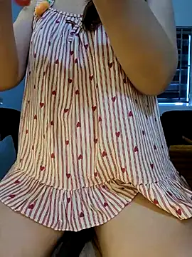 Snapshot of Bee_sweet chatting on June 10, 2:56 am Bee sweet online show from June 10, 2:56 am