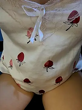 Snapshot of Bee_sweet chatting on June 20, 1:30 am Bee sweet online show from June 20, 1:30 am