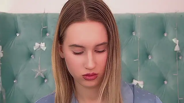 Snapshot of VictoriaHopsons chatting on December 13, 8:04 pm VictoriaHopsons online show from December 13, 8:04 pm