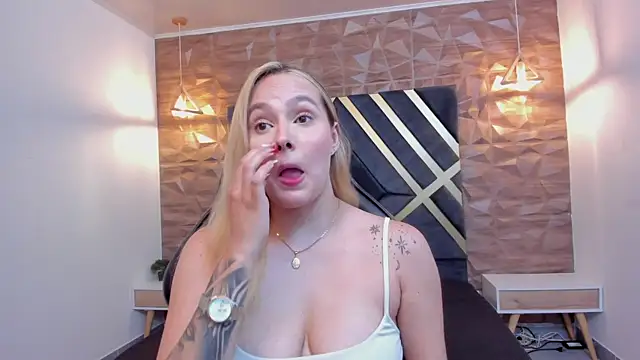 Emmaa white  online show from December 17, 6:03 pm